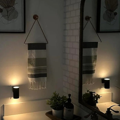 Applique allumée près d'un miroir