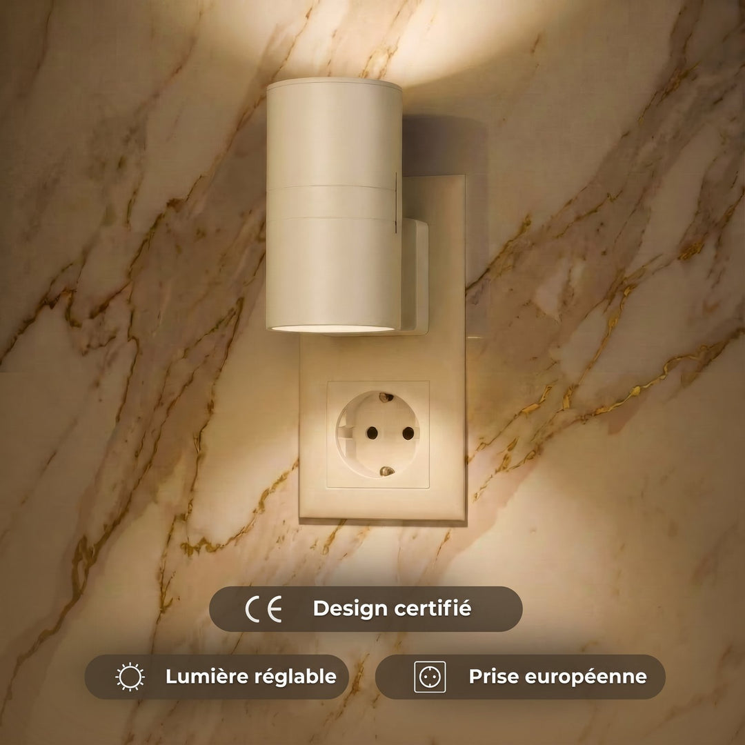 Applique murale LED blanche allumée, branchée sur une prise