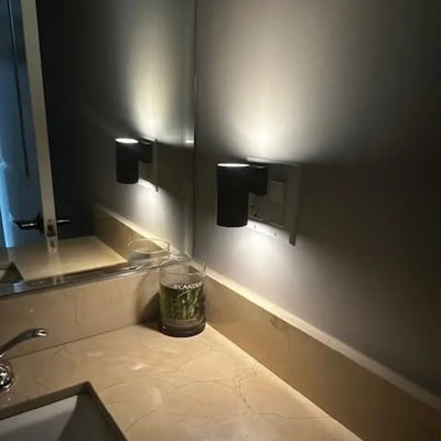 Applique allumée dans une salle de bain