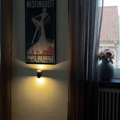 Applique dans un salon avec affiche