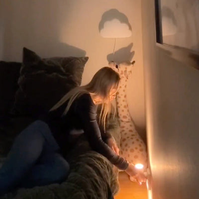 Applique allumée dans une chambre d'enfant